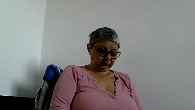 Snapshot of roseblak42 chatting on May 10, 2026, 3:17 pm roseblak42 online show from May 10, 2026, 3:17 pm