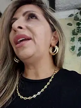  Abril-Office1 online show from February 18, 2025, 7:41 pm