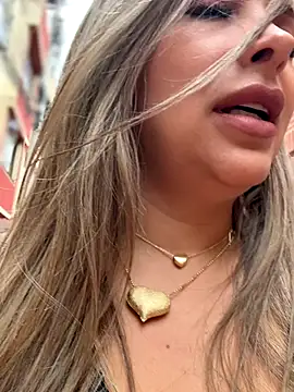  Abril-Office1 online show from October 10, 2025, 3:22 pm