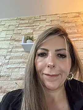 Snapshot of _Abril-Office1 chatting on August 3, 2026, 3:38 pm Abril-Office1 online show from August 3, 2026, 3:38 pm