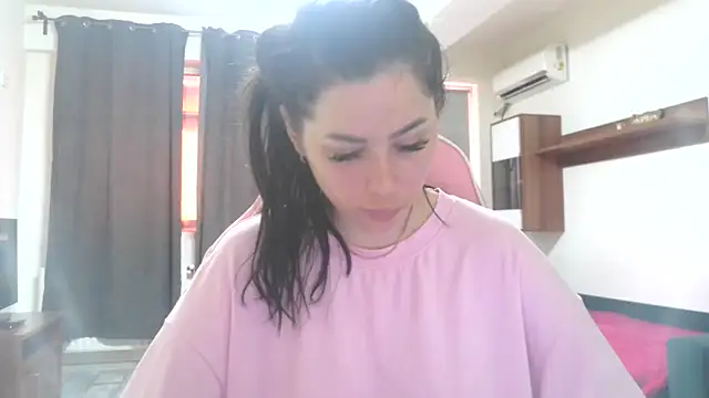 Snapshot of LovelyJulliette chatting on June 17, 2026, 12:40 pm LovelyJulliette online show from June 17, 2026, 12:40 pm