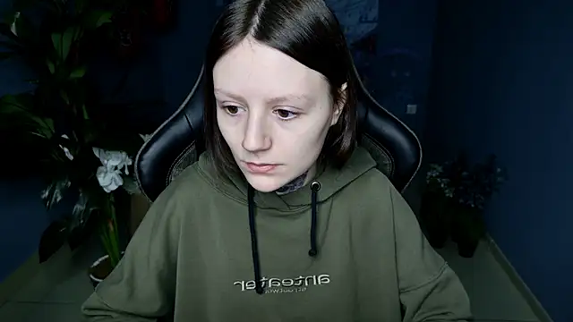 VeliraBraitberg online show from March 22, 2025, 5:06 am