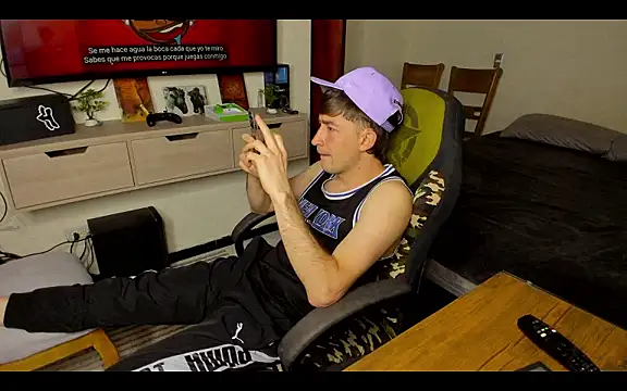 Snapshot of Fun_Whit_Alexxx chatting on August 5, 2026, 10:44 pm Fun Whit Alexxx online show from August 5, 2026, 10:44 pm