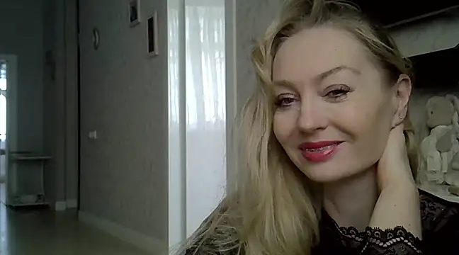 ZarinaSwift online show from March 9, 2025, 8:18 am