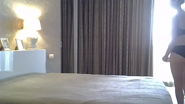 ZarinaSwift online show from October 13, 2025, 4:12 am