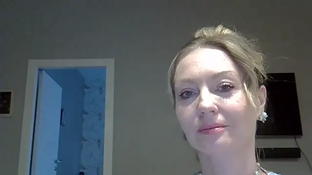 ZarinaSwift online show from April 26, 2026, 8:01 am