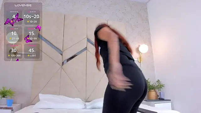 LiaVelez online show from September 25, 2025, 12:42 pm