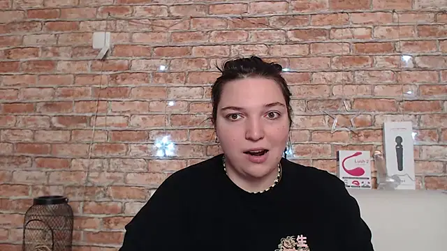 Amelia Kiss  online show from September 19, 2025, 12:34 am