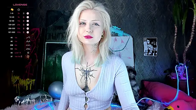 Snapshot of little_grinch666 chatting on February 13, 2025, 8:55 pm little grinch666 online show from February 13, 2025, 8:55 pm