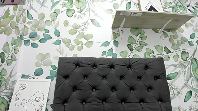 atilanadiaz7 online show from October 9, 2025, 3:54 pm