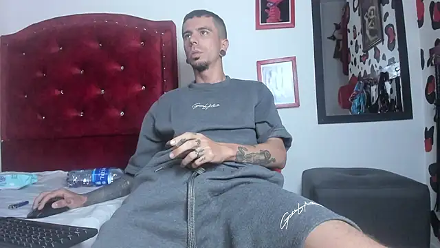 Snapshot of Aaron_BigDickxxx chatting on January 31, 2025, 7:18 am Aaron BigDickxxx online show from January 31, 2025, 7:18 am