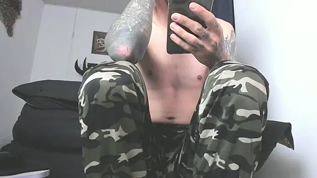 Snapshot of Aaron_BigDickxxx chatting on May 27, 2026, 10:23 am Aaron BigDickxxx online show from May 27, 2026, 10:23 am