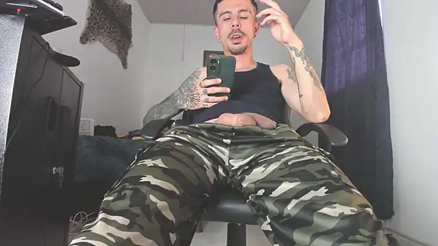 Snapshot of Aaron_BigDickxxx chatting on August 5, 2026, 10:23 pm Aaron BigDickxxx online show from August 5, 2026, 10:23 pm
