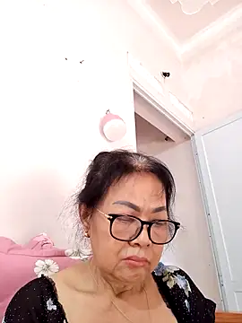 Hotestlove online show from May 6, 2026, 5:14 am