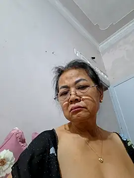 Hotestlove online show from May 13, 2026, 10:38 pm