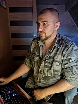 Snapshot of Foxyshaved chatting on July 9, 2026, 5:00 am Foxyshaved online show from July 9, 2026, 5:00 am