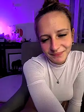 emma4xxx online show from March 18, 2025, 8:15 pm