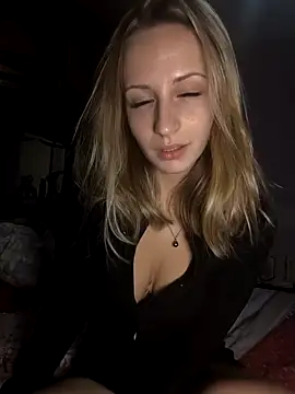 emma4xxx online show from December 20, 2025, 8:49 pm