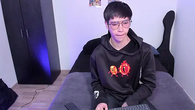 Snapshot of Aventure_Twinks chatting on February 25, 2025, 7:25 pm Aventure Twinks online show from February 25, 2025, 7:25 pm