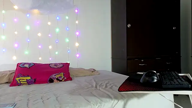 fantasty nylon online show from December 18, 2025, 2:12 pm