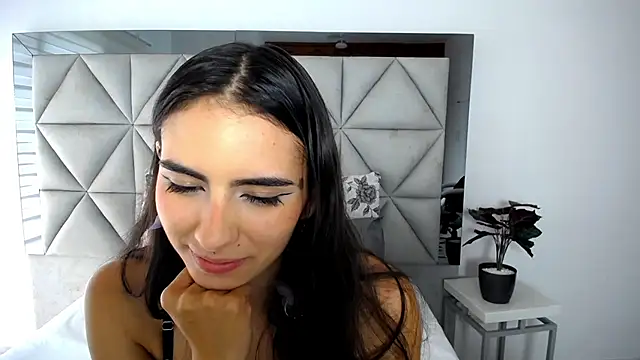 nina pons online show from February 6, 2025, 8:34 pm