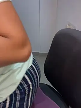 Snapshot of kannadatelugugirl chatting on December 29, 2024, 1:49 pm kannadatelugugirl online show from December 29, 2024, 1:49 pm