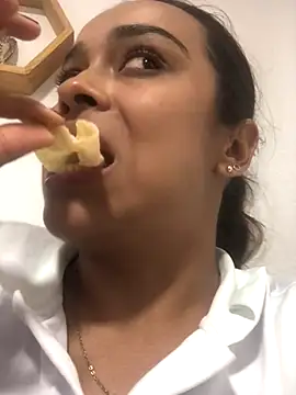 Snapshot of JuanaSimons chatting on October 17, 2025, 2:04 am JuanaSimons online show from October 17, 2025, 2:04 am