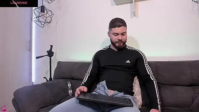 SebastianVilla  online show from March 13, 2025, 9:48 pm