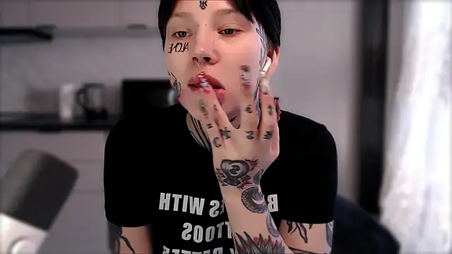 Snapshot of tradishka chatting on February 15, 2025, 1:49 pm tradishka online show from February 15, 2025, 1:49 pm