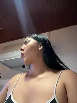 Snapshot of MarianaBenz chatting on January 15, 2026, 12:04 am MarianaBenz online show from January 15, 2026, 12:04 am