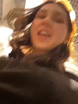 QuitieLia online show from December 22, 2024, 7:11 am