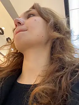 QuitieLia online show from November 7, 2025, 9:09 am