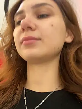 QuitieLia online show from December 3, 2025, 8:23 am