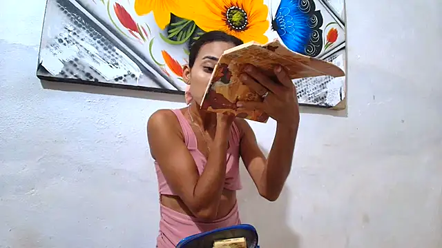 Snapshot of luciana_daza chatting on October 7, 2025, 10:40 pm luciana daza online show from October 7, 2025, 10:40 pm