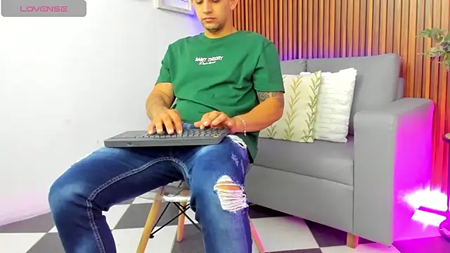 Alex cute77 online show from May 13, 2026, 11:40 am