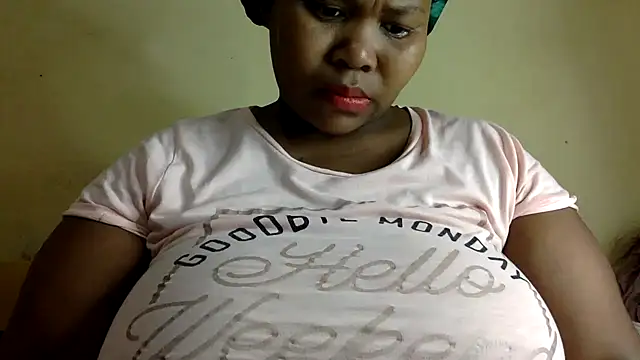 Snapshot of Real1SweetQueen chatting on February 12, 2025, 5:05 am Real1SweetQueen online show from February 12, 2025, 5:05 am