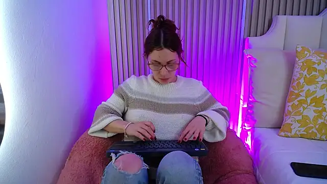 Snapshot of Katy_Van chatting on June 3, 2026, 8:47 pm Katy Van online show from June 3, 2026, 8:47 pm