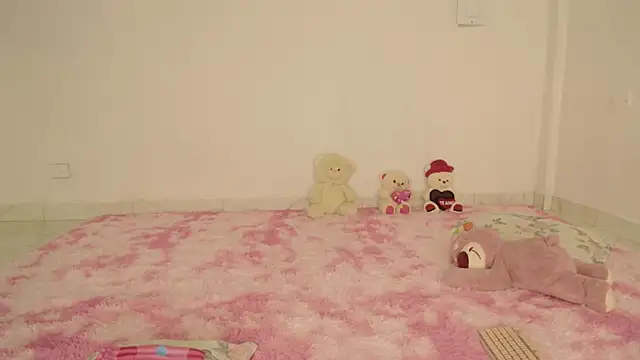 Winnifer Gonzal online show from June 12, 2026, 2:43 am