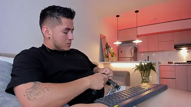 Snapshot of Chriskyle_ chatting on December 5, 2024, 1:28 pm Chriskyle online show from December 5, 2024, 1:28 pm