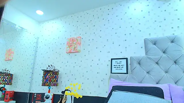 JulietaReyess online show from March 4, 2025, 5:56 pm