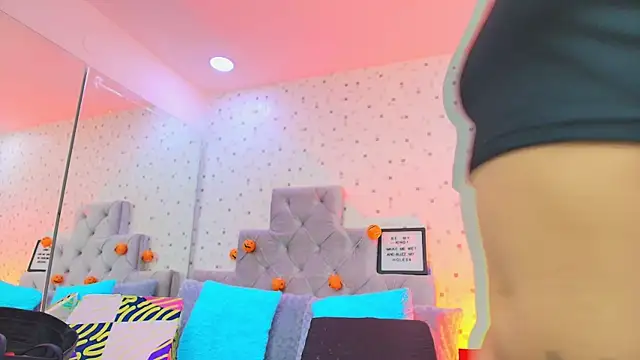 JulietaReyess online show from October 15, 2025, 11:54 am