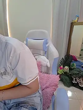 Snapshot of NaomiShimizu chatting on June 1, 2026, 8:32 pm NaomiShimizu online show from June 1, 2026, 8:32 pm