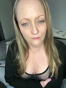 Snapshot of HoneyBluex chatting on February 12, 2025, 3:16 pm HoneyBluex online show from February 12, 2025, 3:16 pm