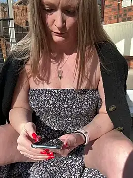 Snapshot of HoneyBluex chatting on March 3, 2025, 11:22 am HoneyBluex online show from March 3, 2025, 11:22 am