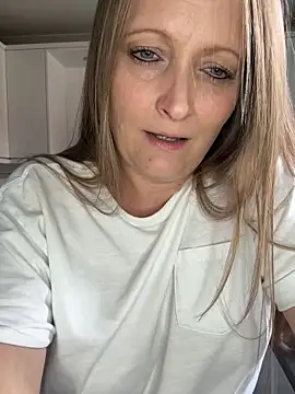 Snapshot of HoneyBluex chatting on September 15, 2025, 11:54 am HoneyBluex online show from September 15, 2025, 11:54 am