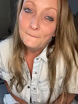 Snapshot of HoneyBluex chatting on October 27, 2025, 3:16 pm HoneyBluex online show from October 27, 2025, 3:16 pm