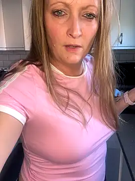 Snapshot of HoneyBluex chatting on November 12, 2025, 1:00 pm HoneyBluex online show from November 12, 2025, 1:00 pm