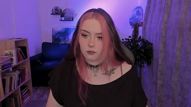 CoralineKeyns online show from July 16, 2026, 1:33 am