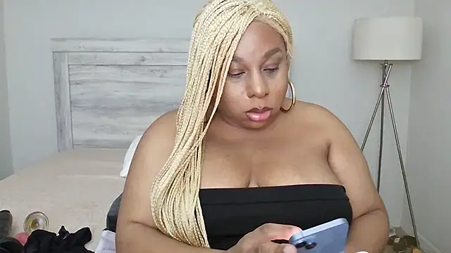 Carmen Cream online show from November 13, 2025, 5:50 am