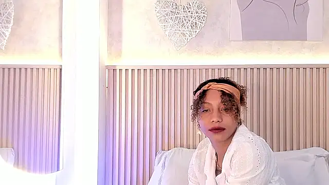 daiana curly online show from September 25, 2025, 8:01 pm